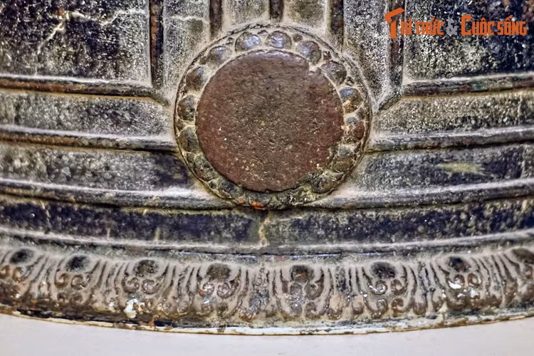 Thế kỷ 15, chuông biến mất để tránh cuộc hủy hoại văn hóa của giặc Minh. Đầu thế kỷ 19, chuông lại “lặn” xuống biển để tránh việc phá chùa Tháp của Hoàng Cao Khải… Năm 1958, một ngư dân Đồ Sơn đã tìm được quả chuông khi kéo lưới. Chuông Vân Bản được đưa về bảo tàng từ đó đến nay.