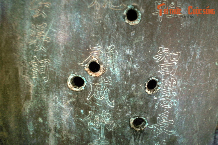 Trên thân chuông còn nhiều lỗ thủng và vết xước do đạn bắn trong trận chiến chống quân Pháp xảy ra ở làng La Chữ vào năm 1950. Dù đã phải chịu nhiều tổn hại do các biến động của thời cuộc, mỗi khi được đánh, tiếng chuông vẫn ngân vang trong trẻo.