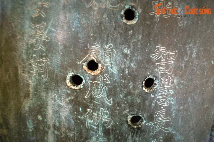 Trên thân chuông còn nhiều lỗ thủng và vết xước do đạn bắn trong trận chiến chống quân Pháp xảy ra ở làng La Chữ vào năm 1950. Dù đã phải chịu nhiều tổn hại do các biến động của thời cuộc, mỗi khi được đánh, tiếng chuông vẫn ngân vang trong trẻo.