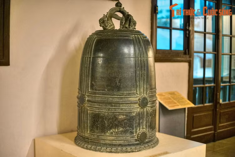 1. Được lưu giữ tại Bảo tàng Lịch sử Quốc gia Việt Nam, Bảo vật quốc gia - Chuông Vân Bản là một quả chuông cổ có số phận lịch sử rất đặc biệt. Chuông được đúc trong thời Trần (thế kỷ 13), là một trong ba quả chuông cổ nhất Việt Nam được biết đến cho tới nay.