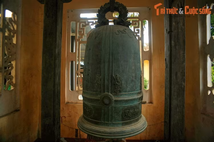 Sau hàng trăm năm, quả chuông kỳ lạ của làng La Chữ vẫn được người dân gìn giữ hết sức cẩn thận như một chứng nhân lịch sử, đồng thời là một “bảo bối” hộ mệnh cho ngôi làng.