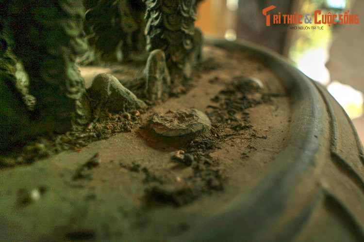 Tương truyền, chuông tuy không lớn nhưng khi đánh lên lại có tiếng ngân vang xa kỳ lạ. Vào đầu thời Nguyễn, các bô lão trong làng sợ tiếng chuông vang đến tai vua và bị tịch thu bèn cho “thiến” chuông bằng cách khoan trên đỉnh nhiều lỗ rồi trám chì vào nhằm giảm bớt tiếng vang.