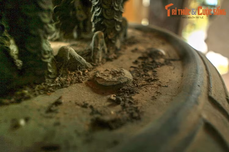 Tương truyền, chuông tuy không lớn nhưng khi đánh lên lại có tiếng ngân vang xa kỳ lạ. Vào đầu thời Nguyễn, các bô lão trong làng sợ tiếng chuông vang đến tai vua và bị tịch thu bèn cho “thiến” chuông bằng cách khoan trên đỉnh nhiều lỗ rồi trám chì vào nhằm giảm bớt tiếng vang.