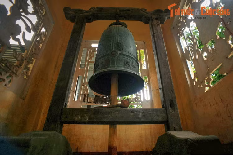 2. Chùa làng La Chữ (Hương Trà, Thừa Thiên – Huế) là nơi đang lưu giữ một quả chuông độc nhất vô nhị, có thể coi là một báu vật hiếm hoi còn sót lại của triều đại Tây Sơn. Chuông do tướng Võ Văn Dũng cùng phu nhân và nhạc phụ cho đúc và dâng cúng vào năm Quang Trung thứ 4 (1791).