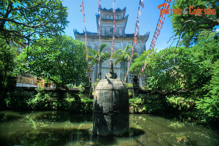 Theo các tư liệu lịch sử, khi quả chuông được đúc xong, do tình hình chiến tranh lan rộng, nhân dân trong vùng đề phòng sự phá hoại của giặc đã đem ngâm quả chuông xuống hồ. Sau năm 1954, chuông được trục vớt và được đặt trên bệ đá giữa ao cho du khách chiêm bái từ đó đến nay.