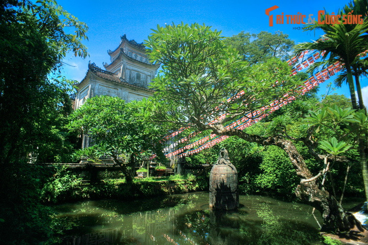 3. Nằm ở thị trấn Cổ Lễ, huyện Trực Ninh, chùa Cổ Lễ là ngôi chùa cổ nổi tiếng bậc nhất tỉnh Nam Định. Trong chùa có một hồ nước, ở giữa đặt một quả chuông được coi là độc nhất vô nhị Việt Nam.