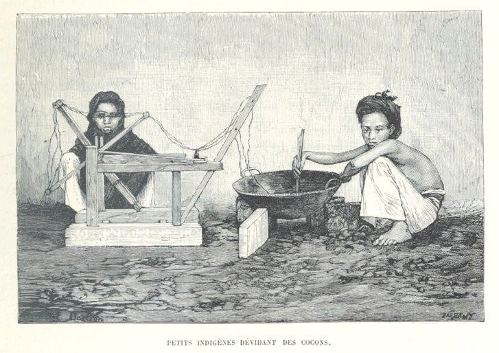 Hai cậu bé kéo sợi từ kén tằm, Việt Nam năm 1884-1885.