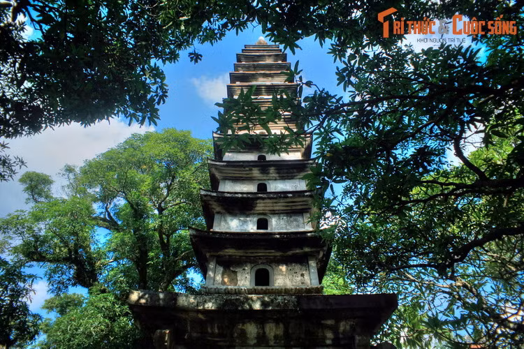 Tháp Phổ Minh và tháp Bình Sơn có từ thời Trần, là hai bảo tháp Phật giáo cổ nhất Việt Nam còn đứng vững. Hình ảnh tháp Phổ Minh xuất hiện trên tờ tiền 100 đồng phát hành năm 1991 đã trở nên quen thuộc với hàng chục triệu người Việt. Ảnh: Tháp Phổ Minh ở chùa Phổ Minh, Nam Định.