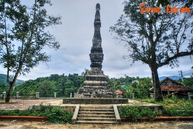 Các tòa tháp Lào có điểm chung là mặt cắt hình vuông, thon dần lên cao, xung quanh đắp nổi các họa tiết cách điệu. Dạng tháp này luôn gắn liền với các ngôi chùa Phật giáo Nam tông. Ảnh: Tháp Chiềng Sơ ở tỉnh Điện Biên.