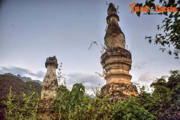 Sau nhiều thế kỷ, các cư dân Lào đã hồi hương, những ngôi chùa gắn với tháp đều đã mai một. Chỉ còn những tòa tháp trăm tuổi đứng sừng sững như minh chứng cho sự giao lưu văn hóa và mối quan hệ bền chặt giữa hai dân tộc Việt - Lào trong lịch sử... Ảnh: Tháp Mường Bám, tỉnh Sơn La.