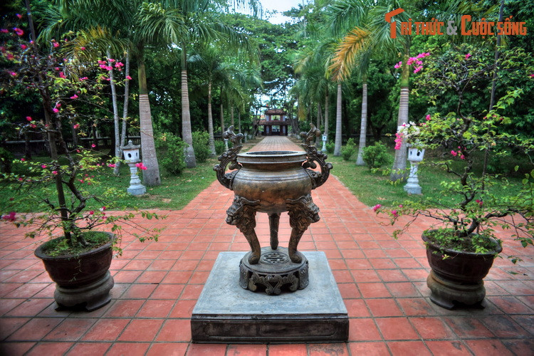 Khi mới xây, chùa có kiến trúc rất khác so với bây giờ. Cảnh chùa lúc này rất huy hoàng tráng lệ, được coi là một danh lam của đất kinh kỳ. Tương truyền, chùa có một bảo tháp làm bằng ngà voi cao khoảng 1 mét đặt trước chính điện.