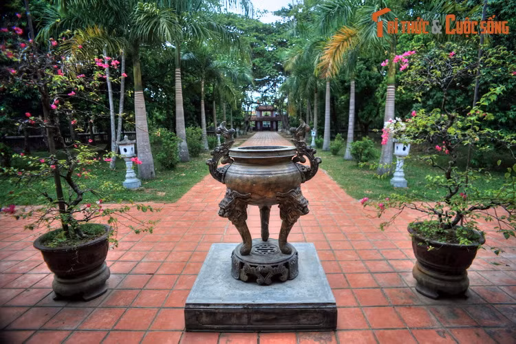 Khi mới xây, chùa có kiến trúc rất khác so với bây giờ. Cảnh chùa lúc này rất huy hoàng tráng lệ, được coi là một danh lam của đất kinh kỳ. Tương truyền, chùa có một bảo tháp làm bằng ngà voi cao khoảng 1 mét đặt trước chính điện.