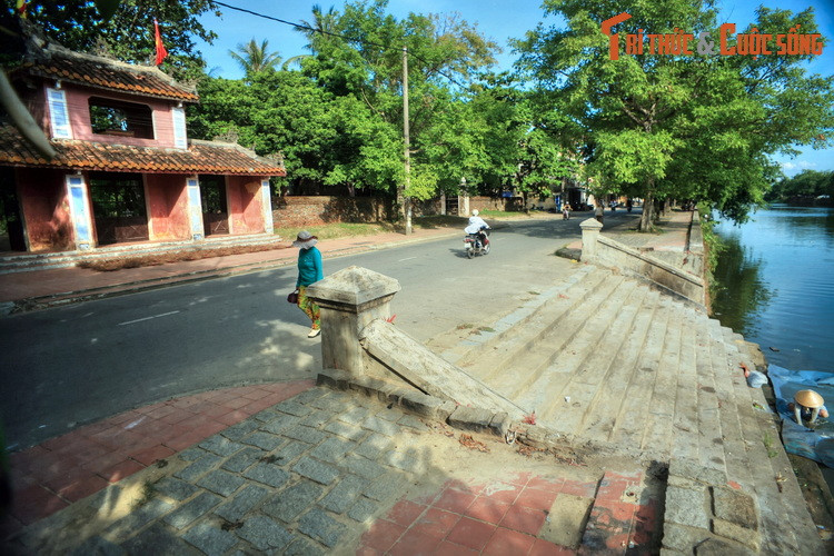 Trước kia chùa Diệu Đế có ba bến thuyền ở phía trước, mỗi bến thuyền có 10 bậc lên xuống. Nay chỉ còn bến thuyền phía trước tam quan.