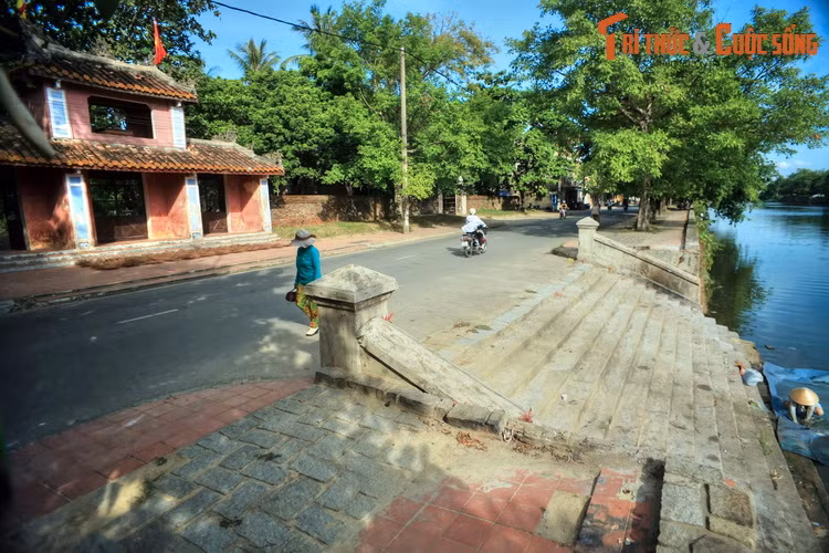 Trước kia chùa Diệu Đế có ba bến thuyền ở phía trước, mỗi bến thuyền có 10 bậc lên xuống. Nay chỉ còn bến thuyền phía trước tam quan.