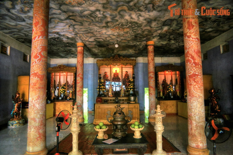 Trần chính điện có bức tranh "Long Vân Khế Hội" xưa và lớn nhất Việt Nam. Được biết, bức tranh này chính là lý do nhà chùa di dời khu chính điện.