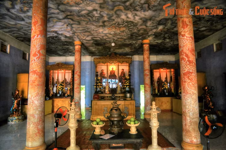 Trần chính điện có bức tranh "Long Vân Khế Hội" xưa và lớn nhất Việt Nam. Được biết, bức tranh này chính là lý do nhà chùa di dời khu chính điện.