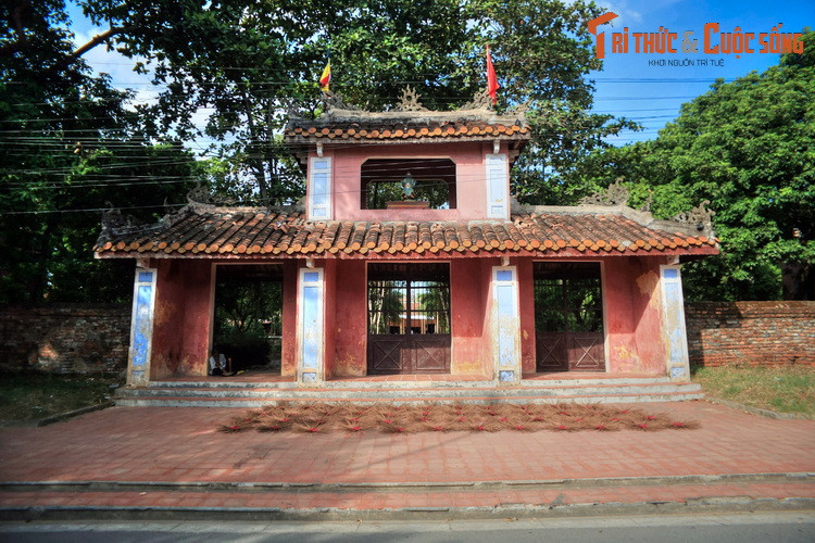 Về tổng quan, chùa nằm trong một mảnh đất rộng vuông vức, được giới hạn bởi bốn con đường. Ngoài cùng là cổng tam quan hai tầng, phía trên có lầu Hộ Pháp.