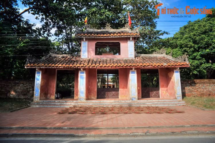 Về tổng quan, chùa nằm trong một mảnh đất rộng vuông vức, được giới hạn bởi bốn con đường. Ngoài cùng là cổng tam quan hai tầng, phía trên có lầu Hộ Pháp.