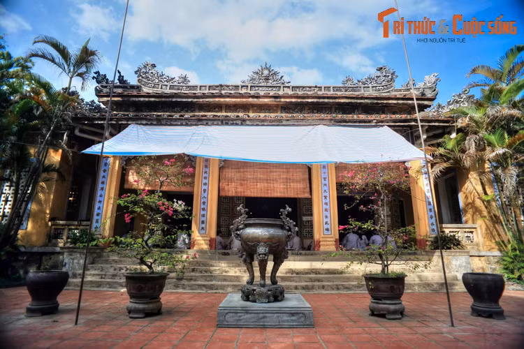 Sau cổng tam quan là con đường lát gạch Bát Tràng thẳng tắp, hai bên rợp bóng cây xanh dẫn vào tòa chính điện đậm nét kiến trúc cung đình nhà Nguyễn, được trang trí khá công phu. Đây là công trình đang được "thần đèn" di dời.