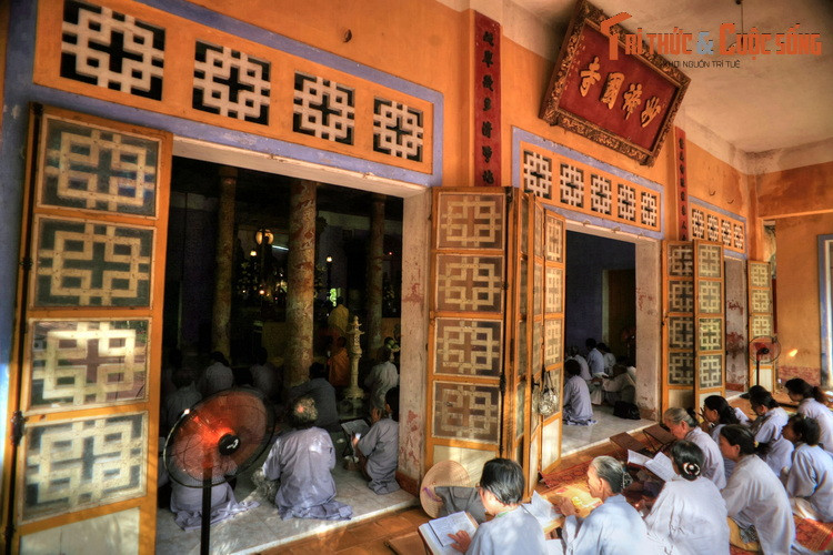 Bên trong chính điện thờ tượng Tam Thế Phật ở giữa, xung quanh là các chư Phật và một số vị Thánh. Sát vách bên trái có khám thờ vua Thiệu Trị và một vài công chúa, hoàng tử.