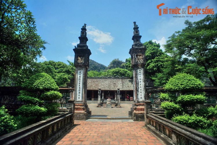 Ngược dòng lịch sử, vào năm 968, Đinh Bộ Lĩnh dẹp xong loạn 12 sứ quân, lên ngôi hoàng đế và đóng đô ở Hoa Lư, lấy tên nước là Đại Cồ Việt. Từ năm 968 - 1009, có 6 vị vua thuộc 3 triều đại Đinh, Tiền Lê và Lý đóng đô tại đây. Ảnh: Đền thờ vua Đinh ở Cố đô Hoa Lư.