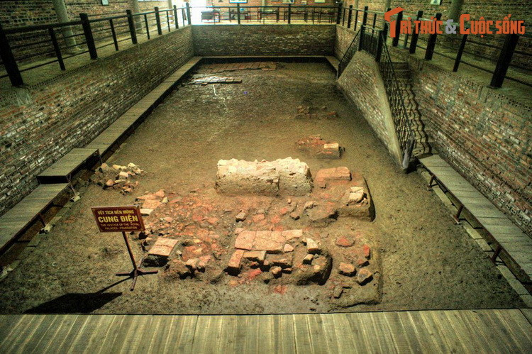 Các di tích quan trọng Cố đô Hoa Lư ngày nay là đền thờ và lăng mộ các vua Đinh Tiên Hoàng, Lê Đại Hành, chùa Nhất Trụ, nền móng cung điện dưới lòng đất... Ảnh: Nền cũ của cung điện hoàng gia thuộc Cố đô Hoa Lư, được phát lộ gần đền thờ vua Lê Đại Hành.