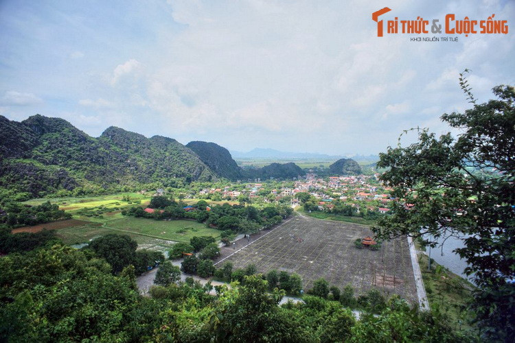 2. Nằm ở tỉnh Ninh Bình, Cố đô Hoa Lư là một trong 4 vùng lõi của quần thể Di sản thế giới Tràng An, được UNESCO công nhận năm 2014. Đây chính là kinh đô đầu tiên của nhà nước phong kiến trung ương tập quyền Việt Nam. Ảnh: Cố đô Hoa Lư nhìn từ núi Mã Yên.