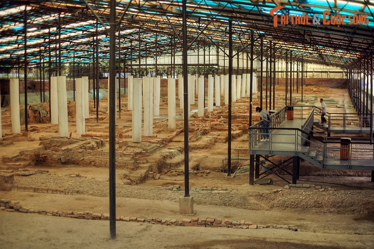 Ngoài các công trình kể trên, Di sản thế giới Hoàng Thành Thăng Long còn có khu di tích khảo cổ học 18 Hoàng Diệu, là nơi lưu giữ dấu tích của đầy đủ các thời kì lịch sử trong vòng 1.300 của Thăng Long - Hà Nội. Ảnh: Bên trong khu khảo cổ học 18 Hoàng Diệu.