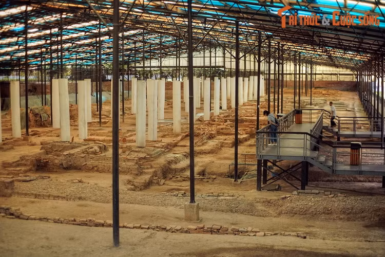 Ngoài các công trình kể trên, Di sản thế giới Hoàng Thành Thăng Long còn có khu di tích khảo cổ học 18 Hoàng Diệu, là nơi lưu giữ dấu tích của đầy đủ các thời kì lịch sử trong vòng 1.300 của Thăng Long - Hà Nội. Ảnh: Bên trong khu khảo cổ học 18 Hoàng Diệu.