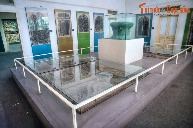 Bên cạnh các di tích lịch sử, một địa điểm không thể bỏ qua ở thành Cổ Loa là Nhà trưng bày cổ vật Cổ Loa. Đây là nơi lưu giữ các hiện vật khảo cổ quý giá, góp phần tái hiện lại cuộc sống và nét văn hóa của người Việt dưới thời đại An Dương Vương. Ảnh: Một góc nhà trưng bày Cổ Loa.