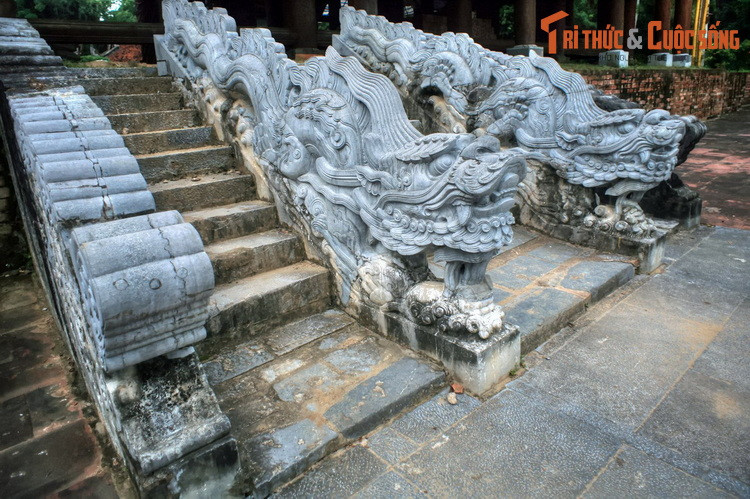 Theo sử cũ, sau 10 năm lãnh đạo cuộc nghĩa Lam Sơn (1418–1428) đánh đuổi giặc Minh và lên ngôi hoàng đế, đóng đô ở Đông Kinh (Thăng Long), vua Lê Thái Tổ cho xây dựng ở đất tổ Lam Sơn một kinh thành gọi là Lam Kinh hay Tây Kinh. Ảnh: Rồng đá ở chính điện Lam Kinh.