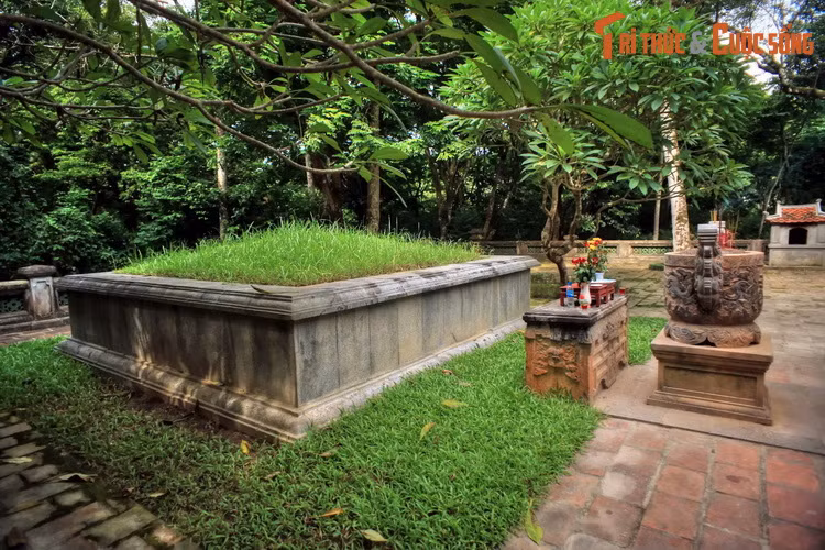 Ngoài các cung điện và đền thờ, trong phạm vi Lam Kinh còn có lăng mộ vua Lê Thái Tổ - người sáng lập nhà Hậu Lê, cùng các vua đời sau và các hoàng hậu. Ảnh: Vĩnh lăng – nơi an nghỉ của vua Lê Thái Tổ.