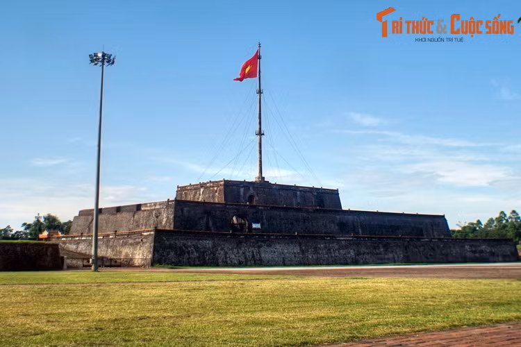 Kinh thành này được vua Gia Long cho khởi công xây dựng từ 1805 và hoàn chình vào năm 1832 dưới triều vua Minh Mạng. Công trình được xây dựng theo kiến trúc Vauban, có ba vòng thành lần lượt là Kinh thành, Hoàng thành và Tử Cấm Thành. Ảnh: Kỳ đài của Kinh thành Huế.