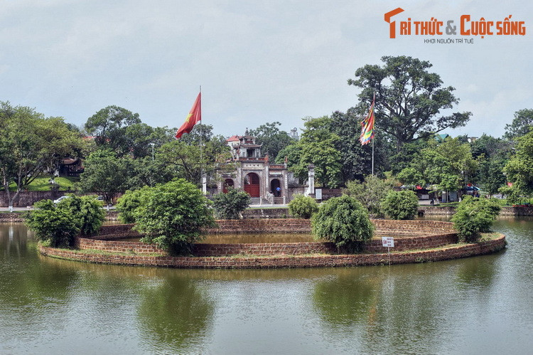 1. Là kinh đô của nhà nước Âu Lạc dưới thời An Dương Vương vào khoảng thế kỷ thứ 3 TCN, thành Cổ Loa (Đông Anh, Hà Nội) được công nhận là tòa thành cổ nhất Việt Nam. Ảnh: Giếng Ngọc và đền An Dương Vương ở di tích Cổ Loa.