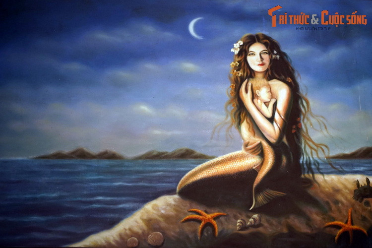 Bức tranh nàng tiên cá được đặt phía trên bộ xương cá cúi ở Bảo tàng Hải dương học Nha Trang. Trong Sách Đỏ Việt Nam, loài vật này được xếp vào diện Rất nguy cấp.