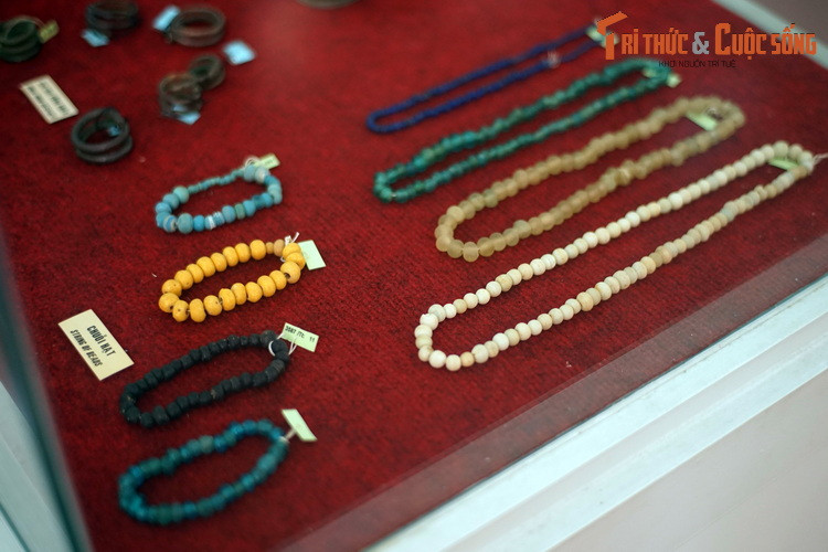 Chuỗi hạt làm bằng các loại đá màu thuộc di chỉ mộ táng Đại Làng.