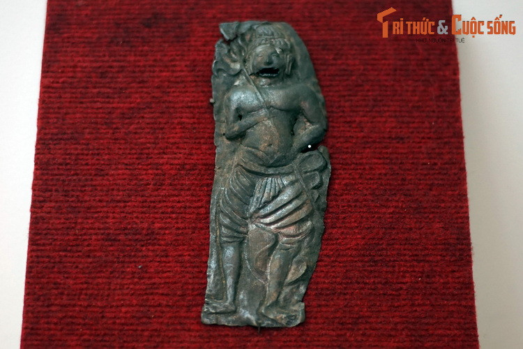 Phù điêu thần Siva bằng bạc có từ thế kỷ 8-10, được phát hiện năm 1985 tại hố thám sát trung tâm, khu di tích Cát Tiên (xã Đức Phổ, huyện Cát Tiên).