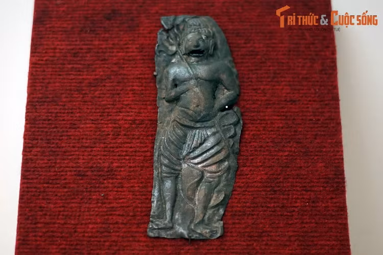 Phù điêu thần Siva bằng bạc có từ thế kỷ 8-10, được phát hiện năm 1985 tại hố thám sát trung tâm, khu di tích Cát Tiên (xã Đức Phổ, huyện Cát Tiên).