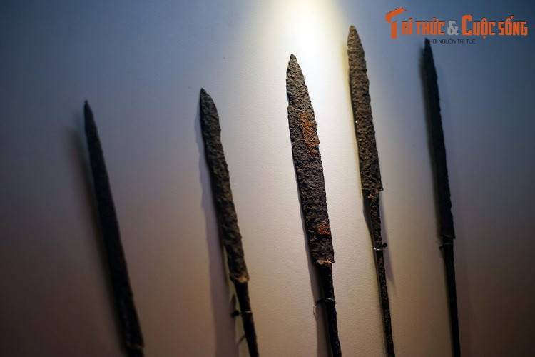 Những mũi lao sắt của chủ nhân di chỉ mộ tàng Đại Làng, niên đại khoảng thế kỷ 16-17.