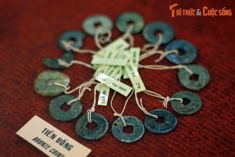 Tiền đồng được phát hiện ở di chỉ mộ táng Đại Làng.