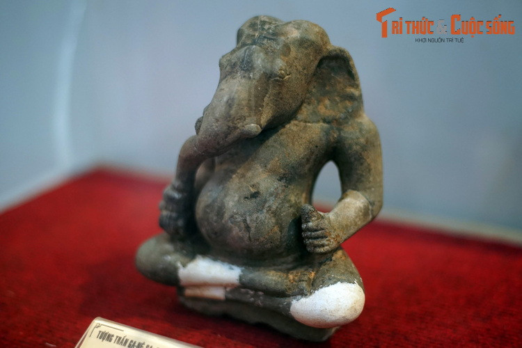 Tượng thần Ganesha niên đại thế kỷ 8-10, được phát hiện tại gò 8 khu di tích Cát Tiên, thuộc địa phận xã Quảng Ngãi, huyện Cát Tiên. Cho đến nay, danh tính chủ nhân khu di tích mang ảnh hưởng văn hóa Ấn Độ này vẫn là ẩn số với các nhà nghiên cứu.