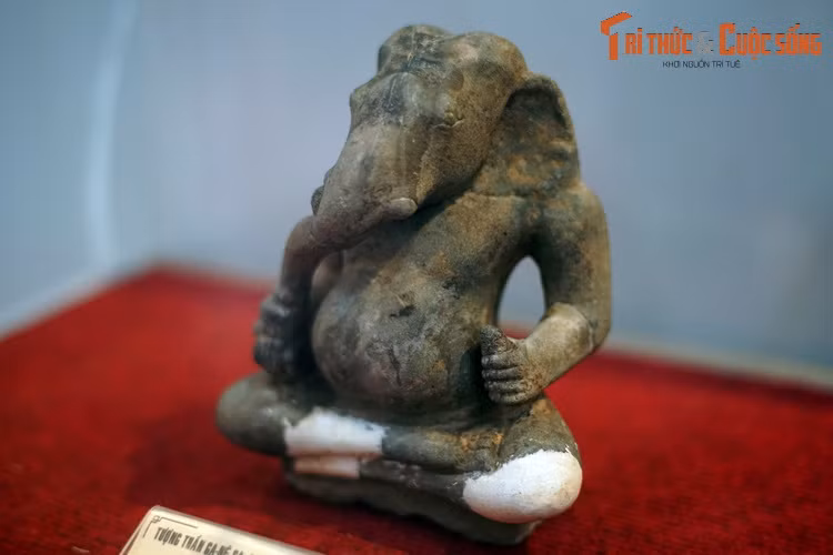 Tượng thần Ganesha niên đại thế kỷ 8-10, được phát hiện tại gò 8 khu di tích Cát Tiên, thuộc địa phận xã Quảng Ngãi, huyện Cát Tiên. Cho đến nay, danh tính chủ nhân khu di tích mang ảnh hưởng văn hóa Ấn Độ này vẫn là ẩn số với các nhà nghiên cứu.