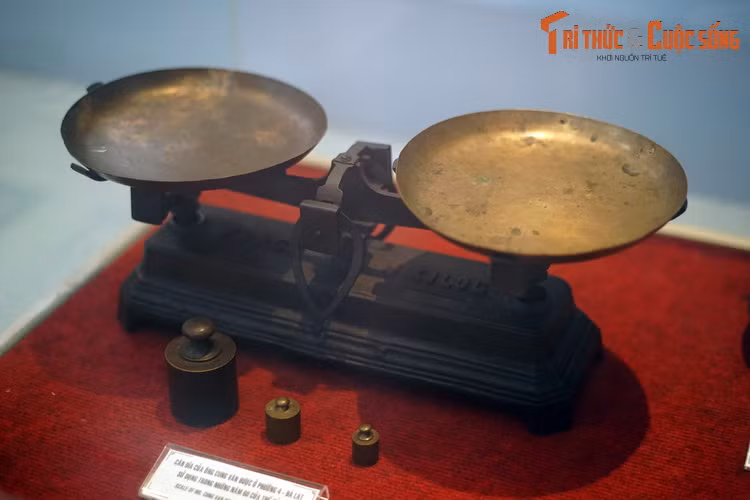 Cân đĩa ông Cung Văn Được (phường 4 thành phố Đà Lạt) sử dụng những năm 1960, một hiện vật tiêu biểu cho sự phát triển đô thị Đà Lạt thế kỷ 20.