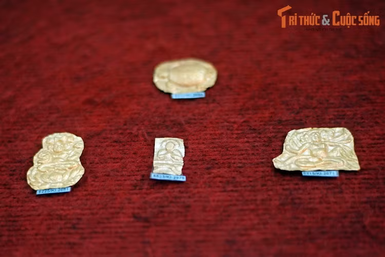 Các hiện vật bằng vàng được chế tác bằng kỹ thuật dập nổi, có từ thế kỷ 8-10, phát hiện tại gò 1A, khu di tích Cát Tiên ( xã Quảng Ngãi, huyện Cát Tiên).