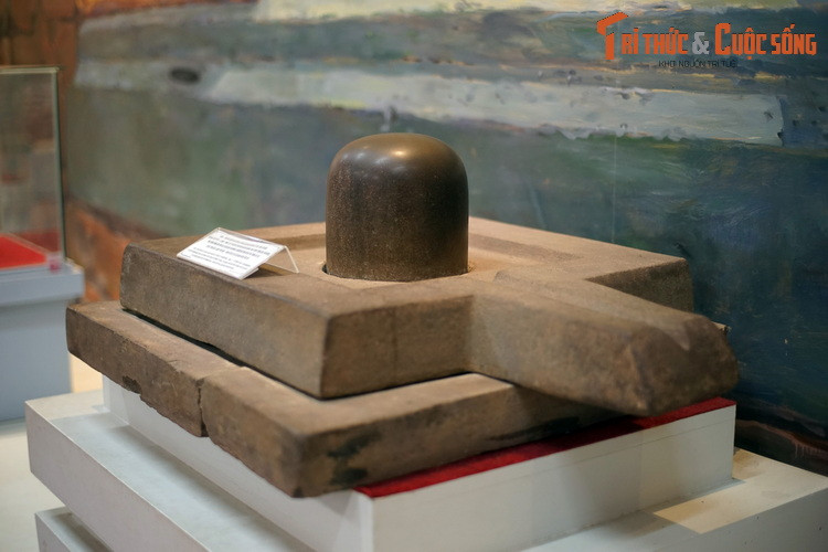 Bộ linga - yoni niên đại thế kỷ 8-10, phát hiên tại di tích Cát Tiên (xã Đức Phổ, huyện Cát Tiên, Lâm Đồng). Theo quan niệm của đạo Bà La Môn, linga - yoni tượng trưng cho sự giao hòa âm dương, là nguồn gốc sinh sôi nảy nở của vạn vật.