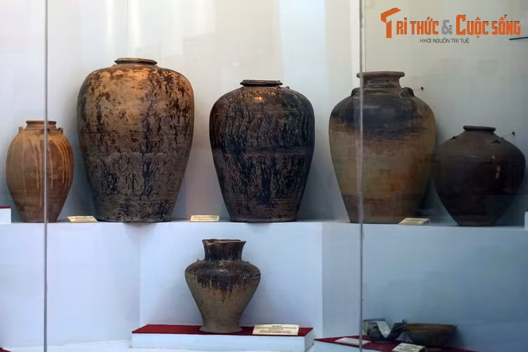 Đồ gốm Gò Sành - Bình Định - niên đại khoảng thế kỷ 15, được khai quật tại di chỉ mộ táng Đại Làng, huyện Bảo Lâm. Đây là khu di chỉ mộ táng lớn nhất và được phát hiện đầu tiên ở Lâm Đồng.