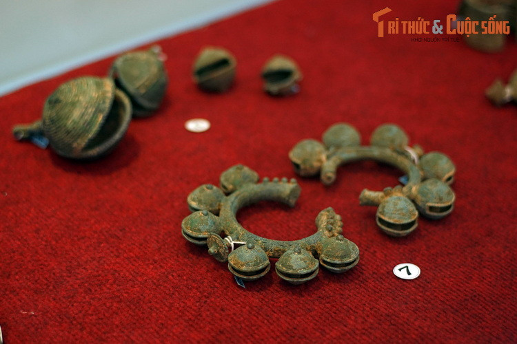 Lục lạc đồng và chuông đồng có từ thế kỷ 17-18, được phát hiện tại xã Tân Thanh, huyện Lâm Hà.