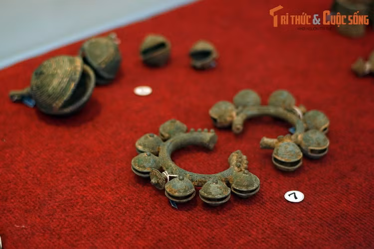 Lục lạc đồng và chuông đồng có từ thế kỷ 17-18, được phát hiện tại xã Tân Thanh, huyện Lâm Hà.