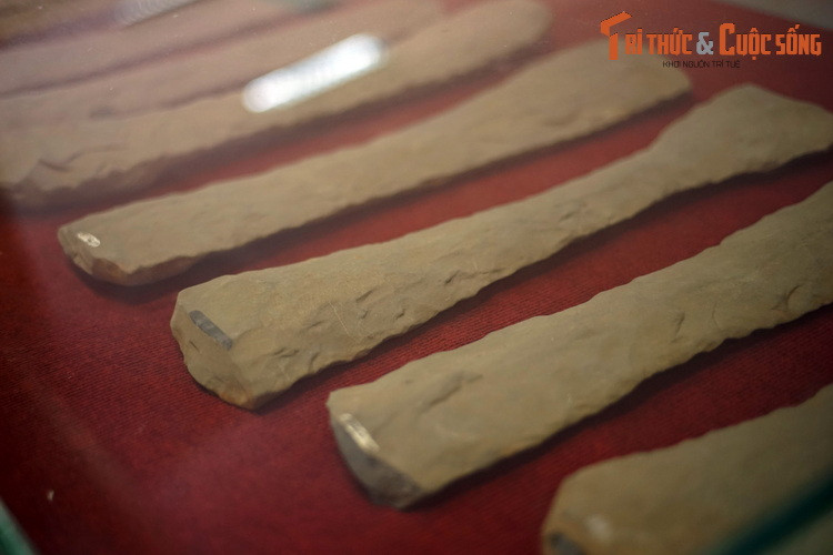 Đàn đá Di Linh, có từ 2.500-3.000 năm trước, được phát hiện năm 1997 tại xã Đinh Đạc, huyện Di Linh. Đây là một trong những bộ đàn đá lớn và nguyên vẹn nhất Việt Nam được phát hiện ở tỉnh Lâm Đồng.