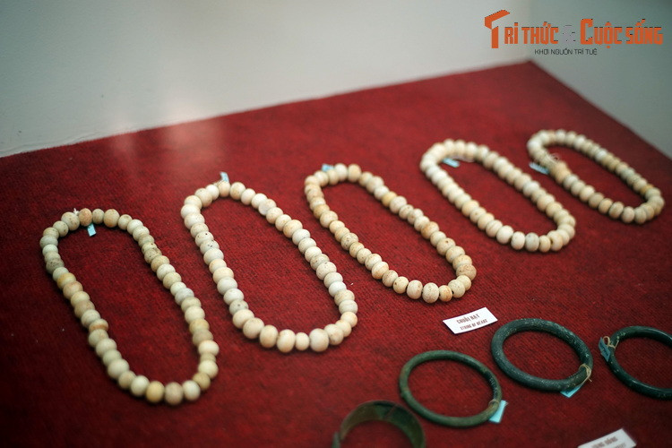 Các loại đồ trang sức được phát hiện tại di chỉ mộ táng Đạ Đờn, huyện Lâm Hà, niên đại thế kỷ 16-17.